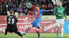 Plzeňský záložník Jan Kopic v šanci před jabloneckým gólmanem Romanem Valešem Plzeňský záložník Jan Kopic v šanci před jabloneckým gólmanem Romanem Valešem