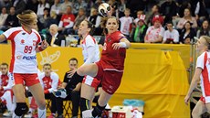 Česká házenkářka Iveta Luzumová u míče během duelu s Polskem. Česká házenkářka Iveta Luzumová u míče během duelu s Polskem.