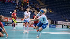 Momentka z duelu florbalistek Česka (bílá) a Norska Momentka z duelu florbalistek Česka (bílá) a Norska