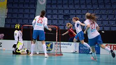 Česká brankářka Nikola Příleská bedlivě pozoruje v situaci v duelu proti Norsku. Česká brankářka Nikola Příleská bedlivě pozoruje v situaci v duelu proti Norsku.