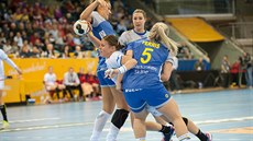 Momentka z duelu házenkářek Česka (bílá) a Švédska Momentka z duelu házenkářek Česka (bílá) a Švédska