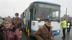 Msto vypravilo i speciální autobusy s oznaením Dálnice D47. (1. prosince 2007)
