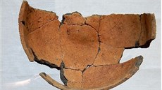 Odborníci v odkrytých prohlubních objevili i několik drobných zlomků... Odborníci v odkrytých prohlubních objevili i několik drobných zlomků...