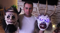 Petr Vlček z Hradiště u Domažlic vyrábí masky Krampusů. Petr Vlček z Hradiště u Domažlic vyrábí masky Krampusů.