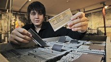 Evidenční destičky nuceně nasazených během druhé světové války ukazuje Ondřej... Evidenční destičky nuceně nasazených během druhé světové války ukazuje Ondřej...