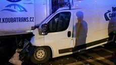 Tragická dopravní nehoda zablokovala v pondělí po páté hodině ráno dopravu v... Tragická dopravní nehoda zablokovala v pondělí po páté hodině ráno dopravu v...