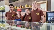Bistro v centru Ostravy oba mladíci vedou prakticky jako rodinný podnik. Na... Bistro v centru Ostravy oba mladíci vedou prakticky jako rodinný podnik. Na...