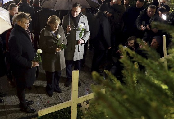 Kancléka Angela Merkelová navtívila vánoní trhy na námstí Breitscheidplatz a na tamní pietní místo poloila bílou ri (12. prosince 2017)