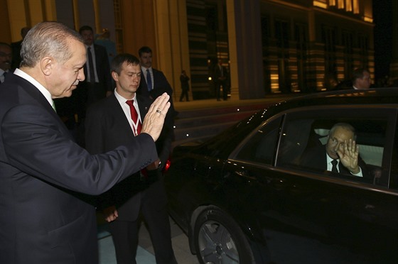 Turecký prezident Recep Tayyip Erdogan mává svému ruskému protjku, Vladimiru...