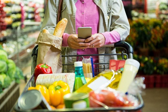 Chytré vyuití mobilu vám pi nákupech jídla uetí spoustu penz