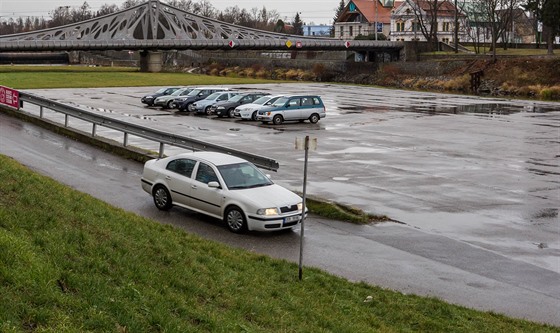 Na náplavce u dnes díky výjimce parkuje nkolik aut.