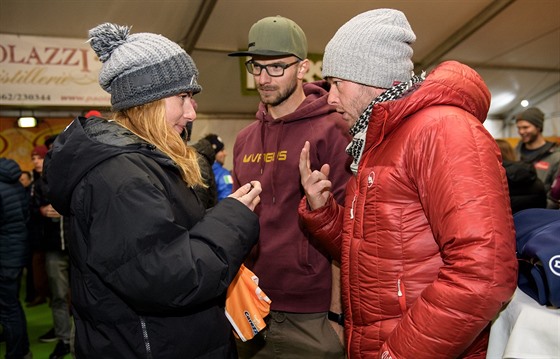 Ester Ledecká (vlevo) a její kou Justin Reiter (vpravo); uprosted servisman...