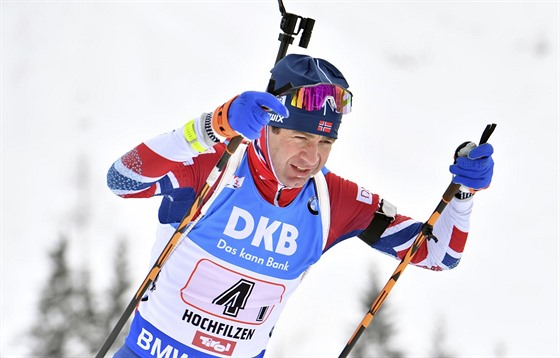 Ole Einar Björndalen v závodu tafet v Hochfilzenu.