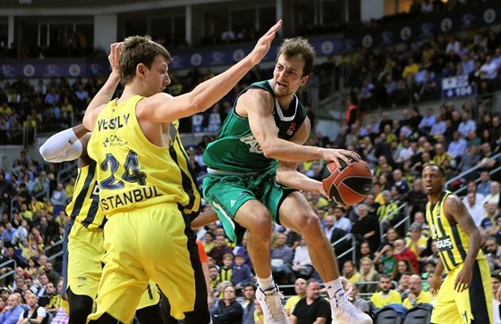 Jan Veselý (vlevo) z Fenerbahce Istanbul se pokouí zastavit Kevina Pangose ze...