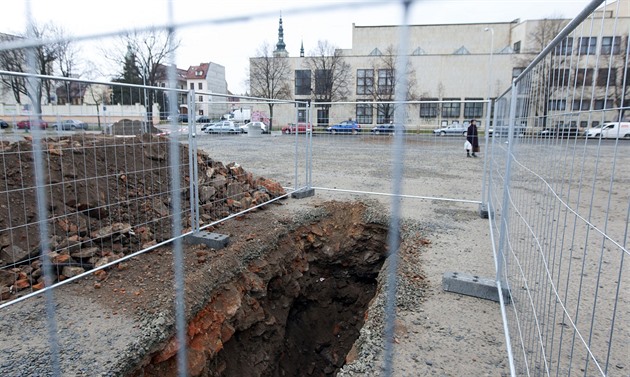 Lidé v Prostjov pili bhem pedvánoního ruchu o velkou parkovací plochu,...