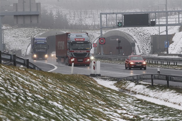 Tunel Panenská na dálnici D8, kde je rychlost omezená na 80 kilometr v hodin.