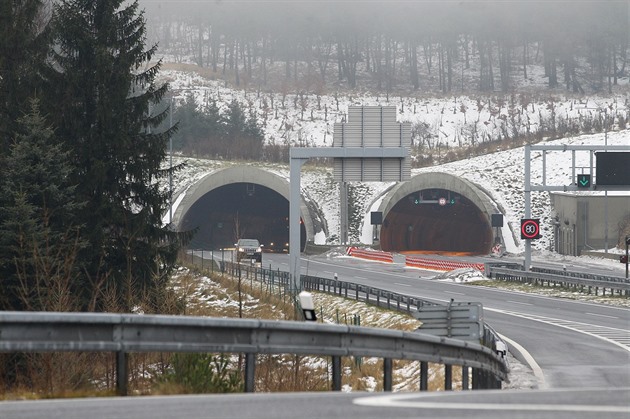 Tunel Panenská na dálnici D8, kde je rychlost omezená na 80 kilometr v hodin.