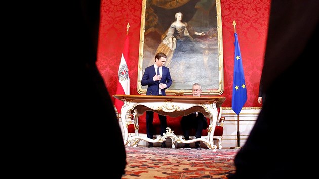 Rakousko m novou vldu. Zstupci Rakousk lidov strany (VP) a Svobodn strany Rakouska (FP) sloili do rukou prezidenta Alexandera Van der Bellena slavnostn psahu. (18. prosince 2017)