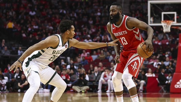 M m pod kontrolou James Harden z Houstonu, spe se po nm Rashad Vaughn z Milwaukee.