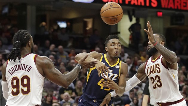 Donovan Mitchell z Utahu mezi dvojic Jae Crowder, LeBron James z Clevelandu.