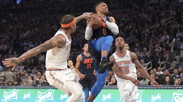 Zakonen Russella Westbrooka z Oklahoma City ma Michael Beasley (vlevo) z New Yorku.