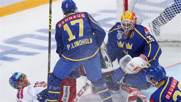 Martin Erat bojuje ped vdskou brankou.