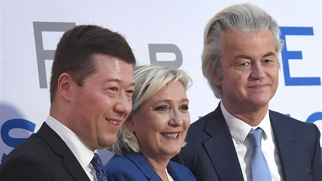 Pedseda hnut SPD Tomio Okamura, francouzsk politika Marine Le Penov a pedseda nizozemsk Strany pro svobodu Geert Wilders po tiskov konferenci pi setkn evropskch protiimigranch stran (16. prosince 2017)
