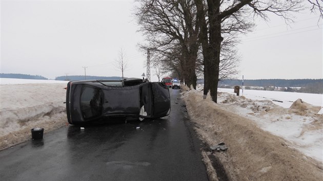 Na zatku nora roku 2017 dolo ped Chotbo k dopravn nehod. idi vozu nhle zkolaboval, auto narazilo do stromu, pevrtilo se a zstalo stt uprosted silnice. Pavla Henzlov poskytla svmu spolukovi mas srdce, m mladkovi v bezvdom zachrnila ivot.