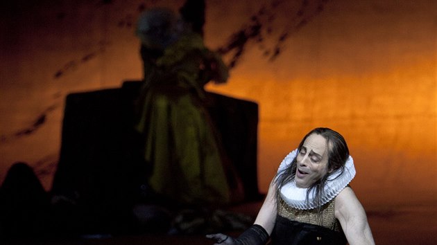Anna Prohaska jako Poppea a Mark Milhofer jako jej chva Arnalta v Monteverdiho Korunovaci Poppey v berlnsk Sttn opee Pod lipami