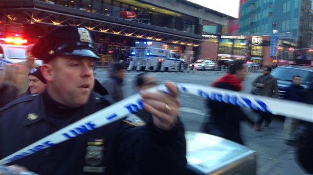 Newyorská policie zasahuje na Manhattanu, kde je hláena exploze (11. prosince...
