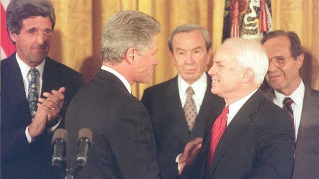 McCain se destky let pohyboval v nejvy politice. Na snmku z roku 1995 si pots rukou s tehdejm prezidentem Billem Clintonem.