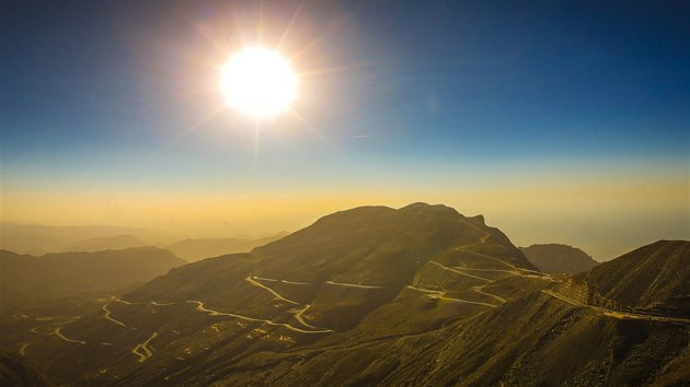Dabal Bil Ajs (1934 m n. m.) je hora na sttn hranici mezi Omnem a Spojenmi arabskmi emirty. Nejvy vrchol hory sice le na zem Omnu, ale bezejmenn pahorek (1910 m n. m.) v zpadn sti masivu pedstavuje nejvy bod Spojench arabskch emirt.