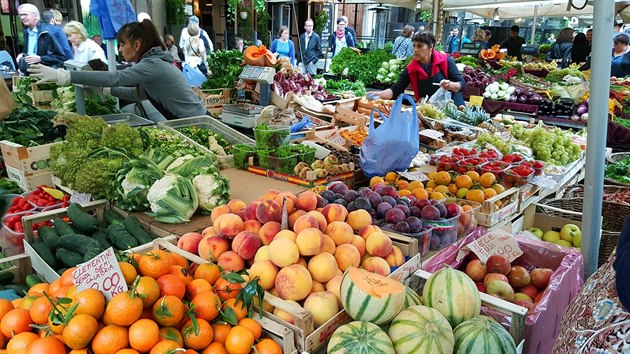 Jednou zvelkch vhod italskch kucha a kuchaek jsou vudyptomn trhy sneustlou nabdkou zeleniny a ovoce.