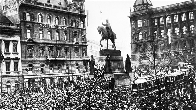 Takzvan tbor lidu oslavuje vznik samostatnho eskoslovenska pod sochou svatho Vclava na Vclavskm nmst v Praze. (28. jna 1918)