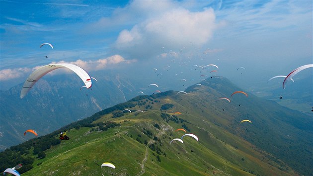 Paraglidy nad svahem