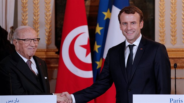 Francouzsk prezident Emmanuel Macron (vpravo) a tunisk prezident Beji Caid Essebsi v Elysejskm palci v Pai. (11. prosince 2017)