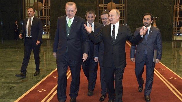 Rusk prezident Vladimir Putin a jeho tureck protjek Recep Tayyip Erdogan se prochzej v prezidentskm palci v Ankae. (11. prosince 2017)