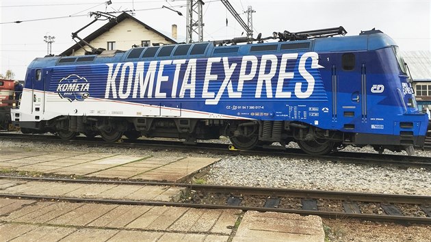 Speciln modro-bl lokomotiva brzd eleznice u od listopadu, v ptek poveze fanouky Komety do Prahy pmo od DRFG Areny.