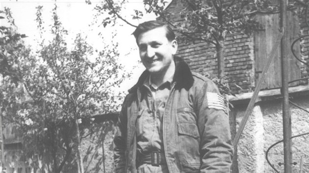 Americký letec Frederick Hughes se zítil se svým bombardérem na Hané, msíce...