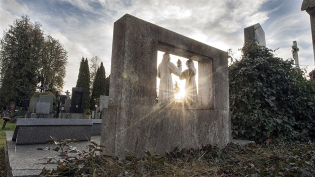 O hrobku Zdeka Fierlingera na olomouckém hbitov se roky nikdo nestará.
