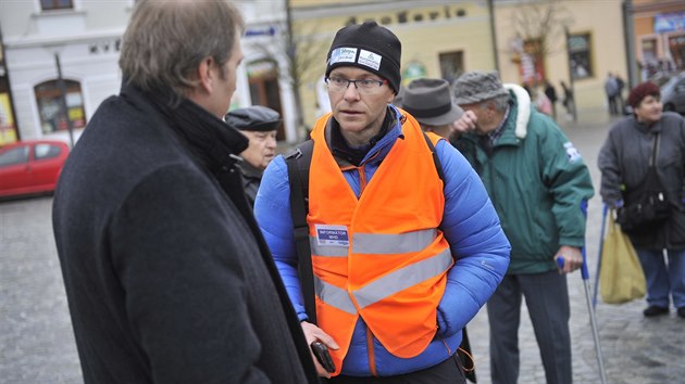 Na nov systm MHD v Havlkov Brod si nkte cestujc ped koncem roku he zvykali. A to i kdy jim v prvnch dnech na pestupnch zastvkch radili informtoi. Napklad na nmst stl Tom Matras (v oranov vest). Na potku bezna tak msto jzdn dy radji znovu zmnilo. A dal pravu plnuje na potek ervna.