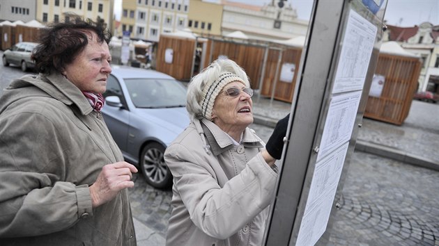 Na nov systm MHD v Havlkov Brod si nkte cestujc ped koncem roku he zvykali. A to i kdy jim v prvnch dnech na pestupnch zastvkch radili informtoi. Napklad na nmst stl Tom Matras (v oranov vest). Na potku bezna tak msto jzdn dy radji znovu zmnilo. A dal pravu plnuje na potek ervna.