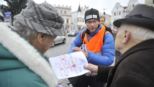 Na nov systm MHD v Havlkov Brod si nkte cestujc ped koncem roku he zvykali. A to i kdy jim v prvnch dnech na pestupnch zastvkch radili informtoi. Napklad na nmst stl Tom Matras (v oranov vest). Na potku bezna tak msto jzdn dy radji znovu zmnilo. A dal pravu plnuje na potek ervna.