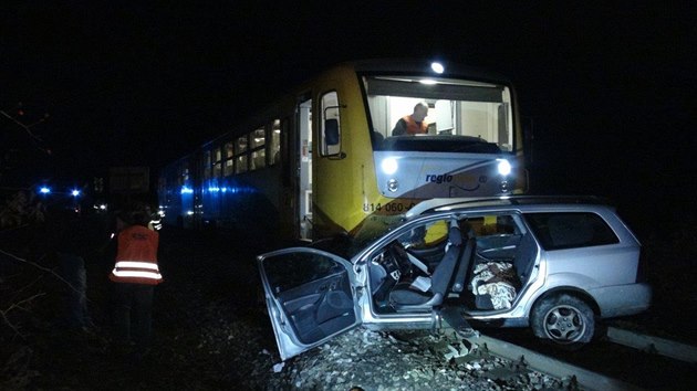V Kladn-Vrapicch se srazilo auto s vlakem, pro idie letl vrtulnk. (12.12.2017)