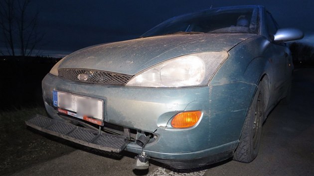 Řidič ujel po dálnici D35 a silnici I/44 celkem 16 kilometrů v protisměru, při snaze ujet policii pak naboural v křižovatce na konci Mohelnice do směrových sloupků.