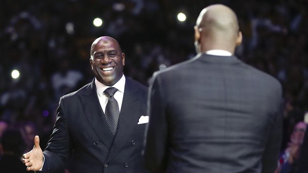 Magic Johnson (vlevo) gratuluje Kobemu Bryantovi ke karie v LA Lakers.