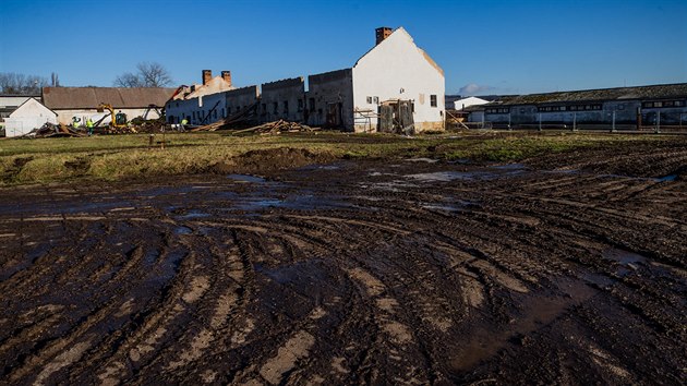 Střední škola a gymnázium v Hořicích začala s opravou školního statku (13.12.2017).