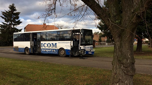 Havarovan autobus po nrazu do kruhovho objezdu v Novm Mst u Chlumce nad Cidlinou (14.12.2017).