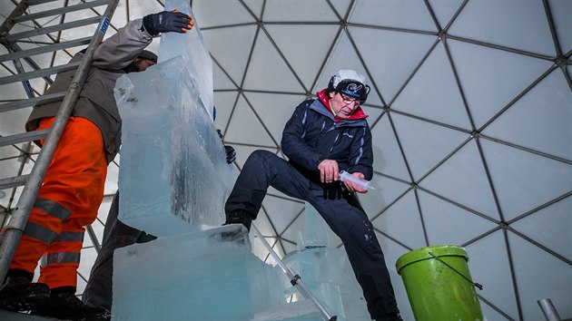 V klimatizovan kupoli nad pindlerovm Mlnem tvo ezbi ledov sochy z Hvzdnch vlek.