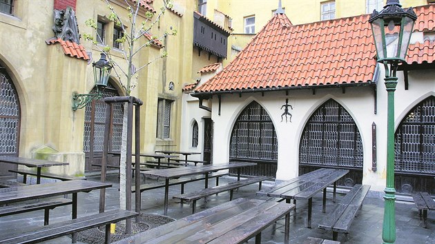 Pivovar a restaurace U Flek, Praha. Pivovar U Flek je jedinm pivovarem v zemi, a patrn i ve stedn Evrop, kde se pivo va bez pestvky dle ne 500 let. 